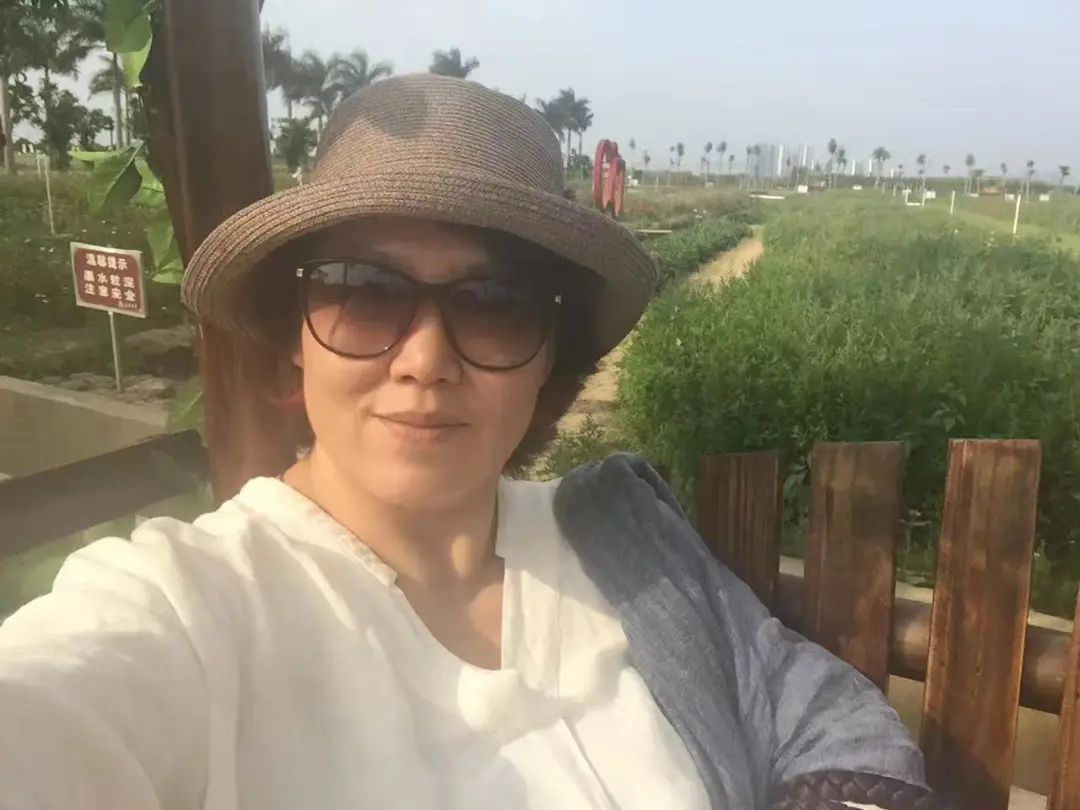 58歲的她，自駕房車旅居，一人兩犬，活成了自己喜歡的樣子