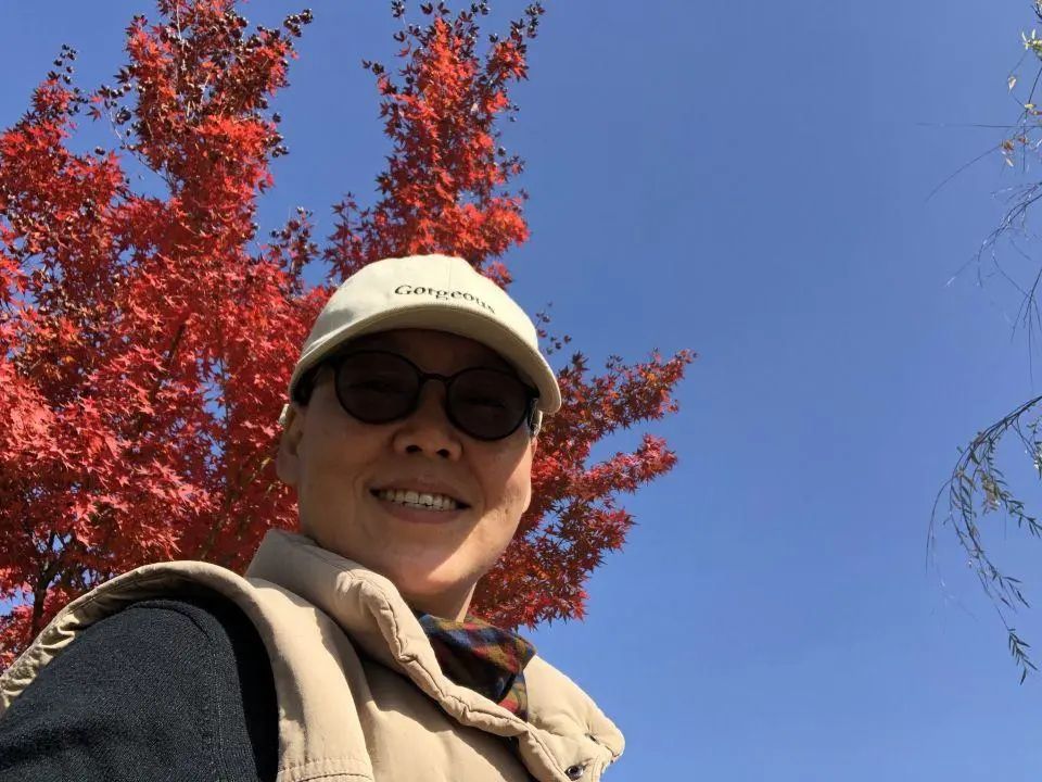 58歲的她，自駕房車旅居，一人兩犬，活成了自己喜歡的樣子