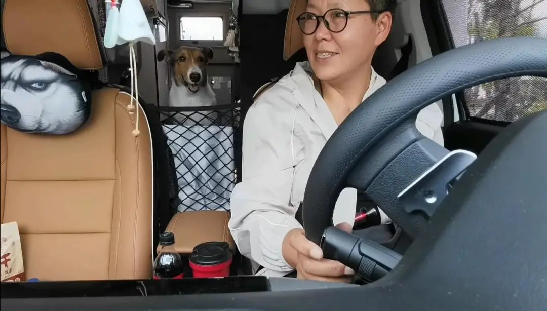 58歲的她，自駕房車旅居，一人兩犬，活成了自己喜歡的樣子
