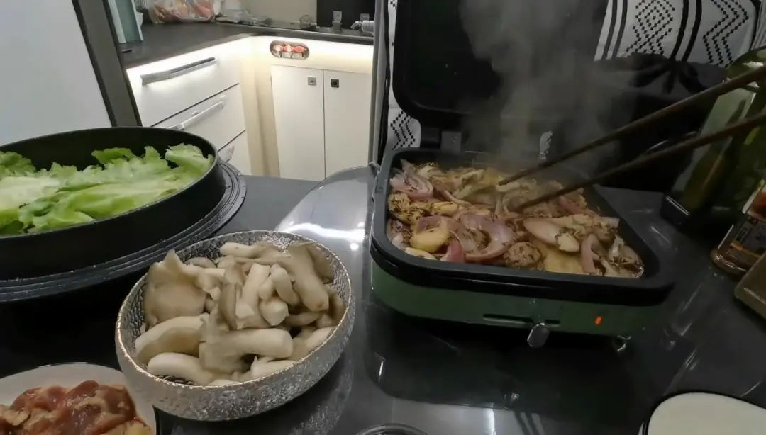 58歲的她，自駕房車旅居，一人兩犬，活成了自己喜歡的樣子