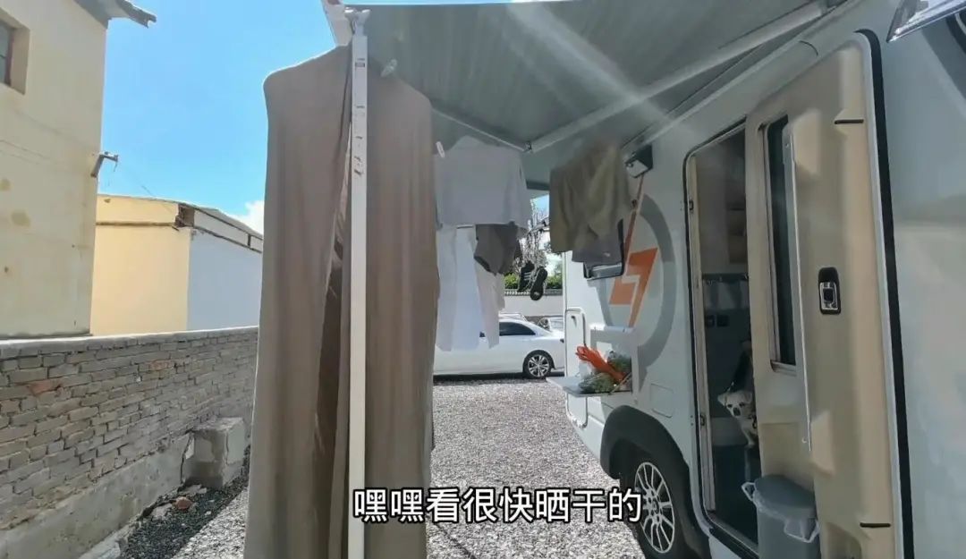 58歲的她，自駕房車旅居，一人兩犬，活成了自己喜歡的樣子