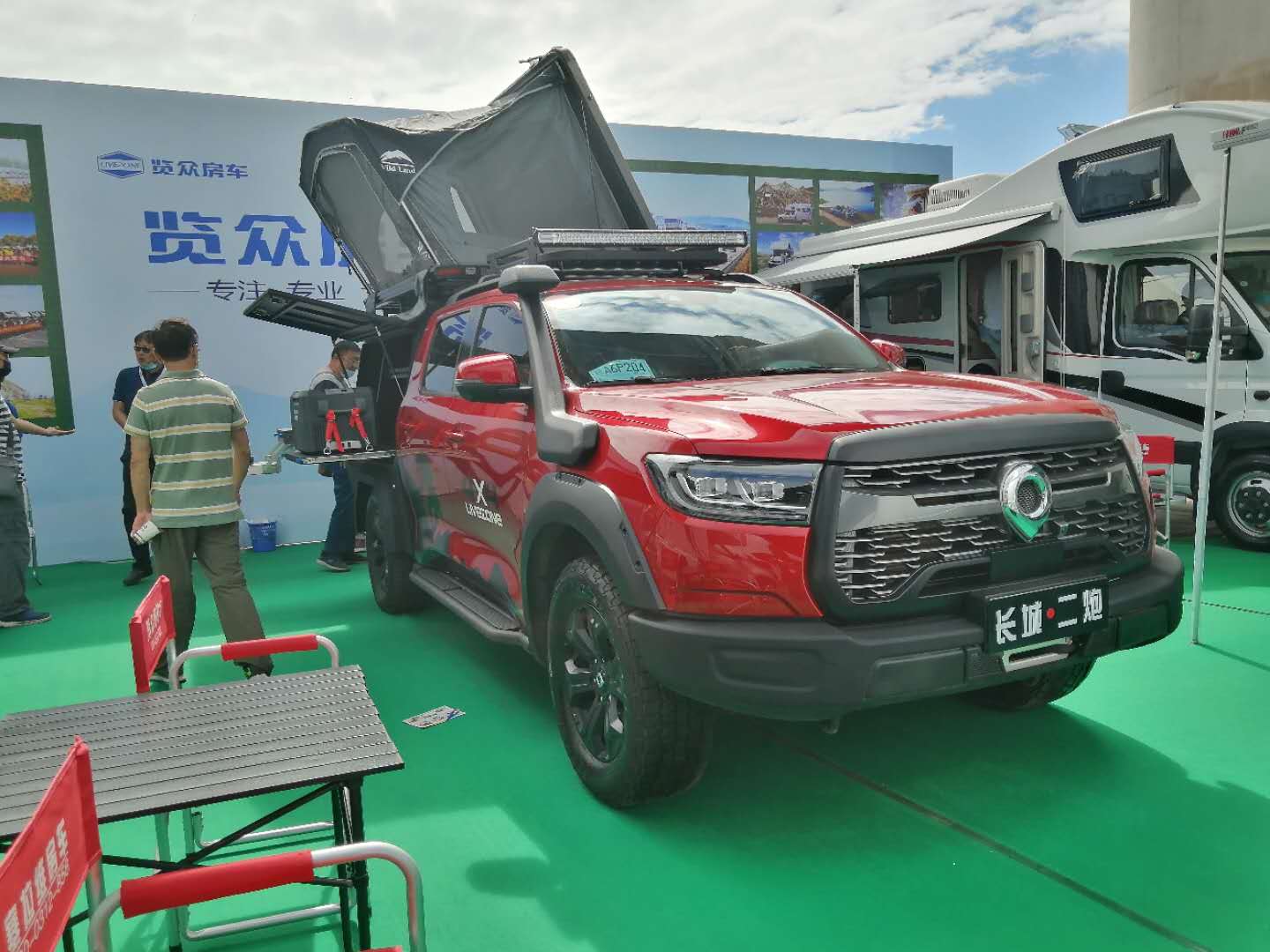 這個展會真的太熱鬧了，這么多人定房車